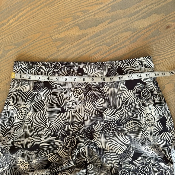 Express high waisted black cream floral shorts - size Medium NWT - Picture 5 of 7